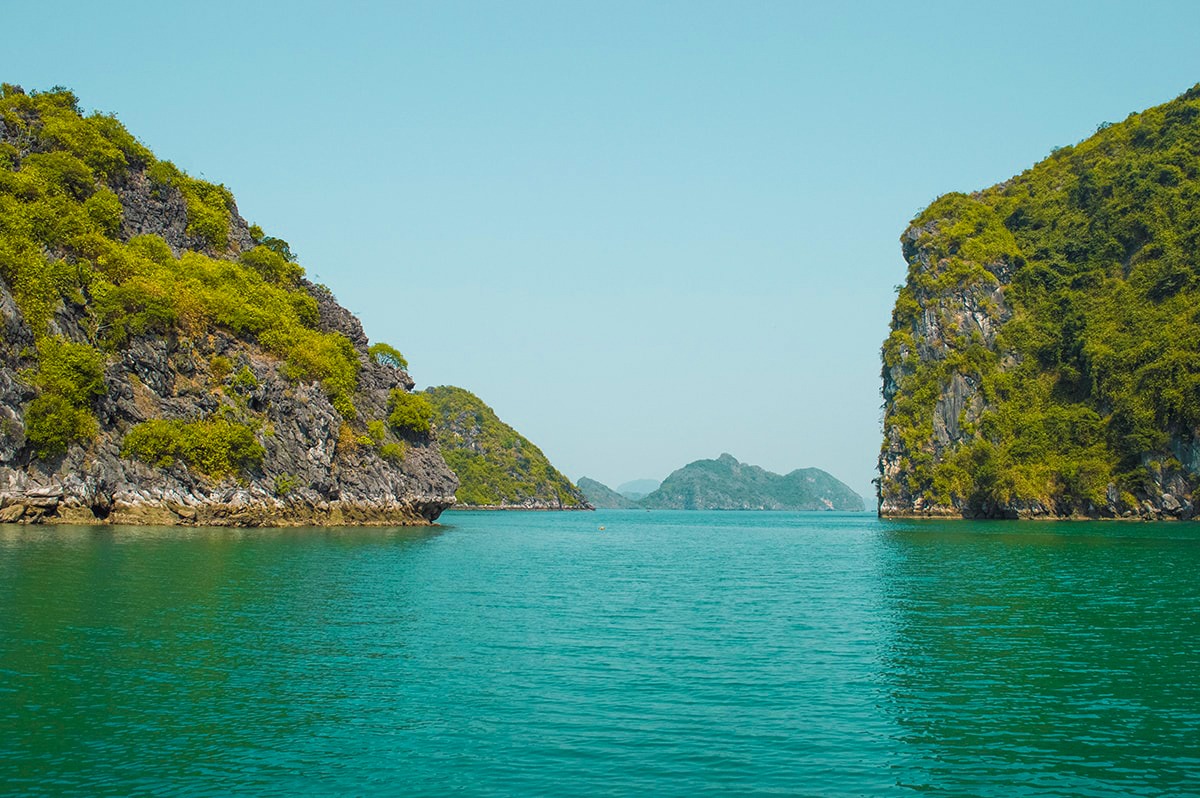 Ha Long Bay On A Budget, Vietnam | Cheap Ha Long Bay Cruise | Cat Ba Island | Adventure | Backpack South East Asia | Travel | Backpacking | Must Visit | Do Not Miss | Vietnam | Ha Long Bay Cruise | Ocean Tours | Adventure | Photography | Backpackers Wanderlust |