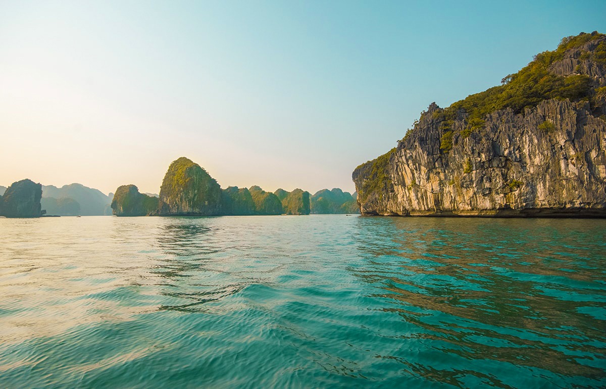 Ha Long Bay On A Budget, Vietnam | Cheap Ha Long Bay Cruise | Cat Ba Island | Adventure | Backpack South East Asia | Travel | Backpacking | Must Visit | Do Not Miss | Vietnam | Ha Long Bay Cruise | Ocean Tours | Adventure | Photography | Backpackers Wanderlust |