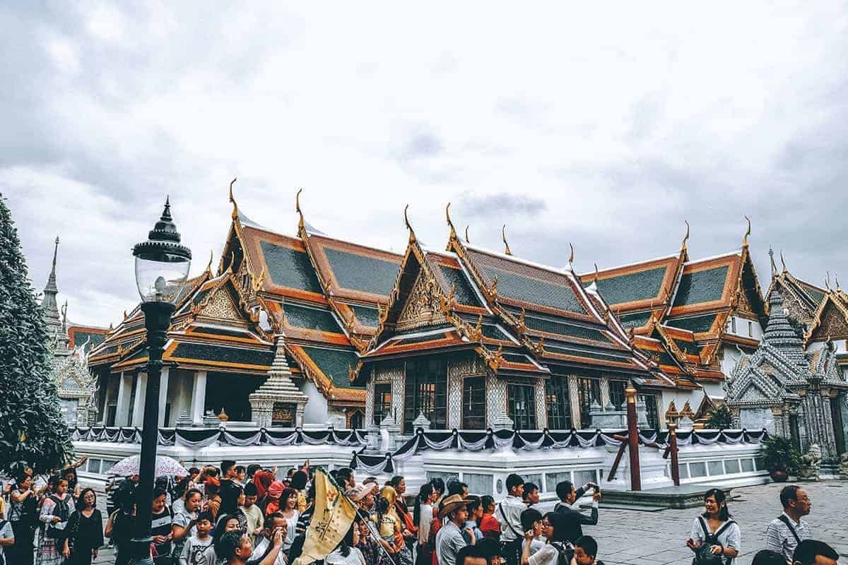 The 17 Best Hostels On Khao San Road For The Ultimate Stay 35 crowds outside the grand palace bangkok