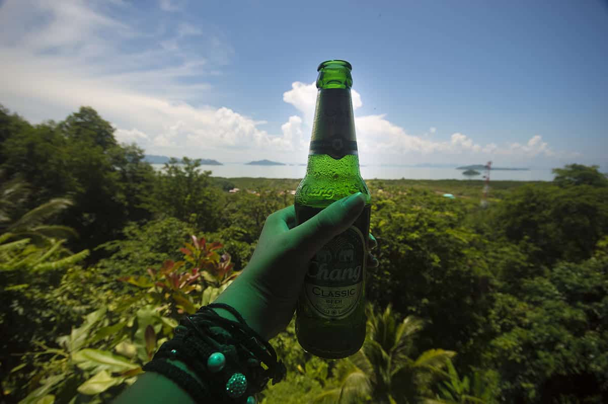 having a cold beer on the backpacking koh lanta itinerary