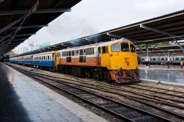 catching the train from bangkok to chiang mai