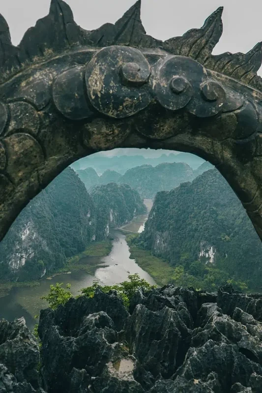 3 Weeks In Vietnam Itinerary: The Perfect First-Time Route 61 River view framed by a the sculpture in Ninh Binh