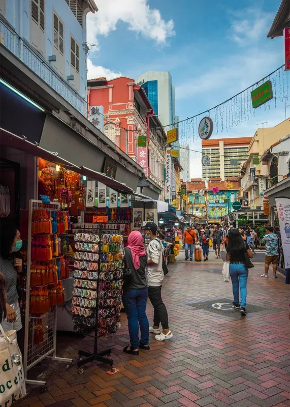 The Perfect 3 Days In Singapore Itinerary For First-Time Visitors 23 People shopping at the souvenir stores along Pagoda Street in Chinatown Singapore