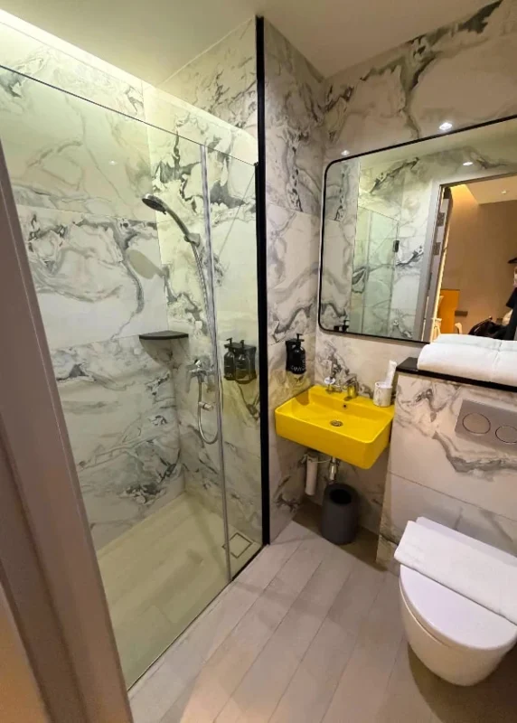 Hotel Mi Rochor Review: Is It Worth Staying Here? (2026) 22 Triple Room bathroom at Hotel Mi Rochor